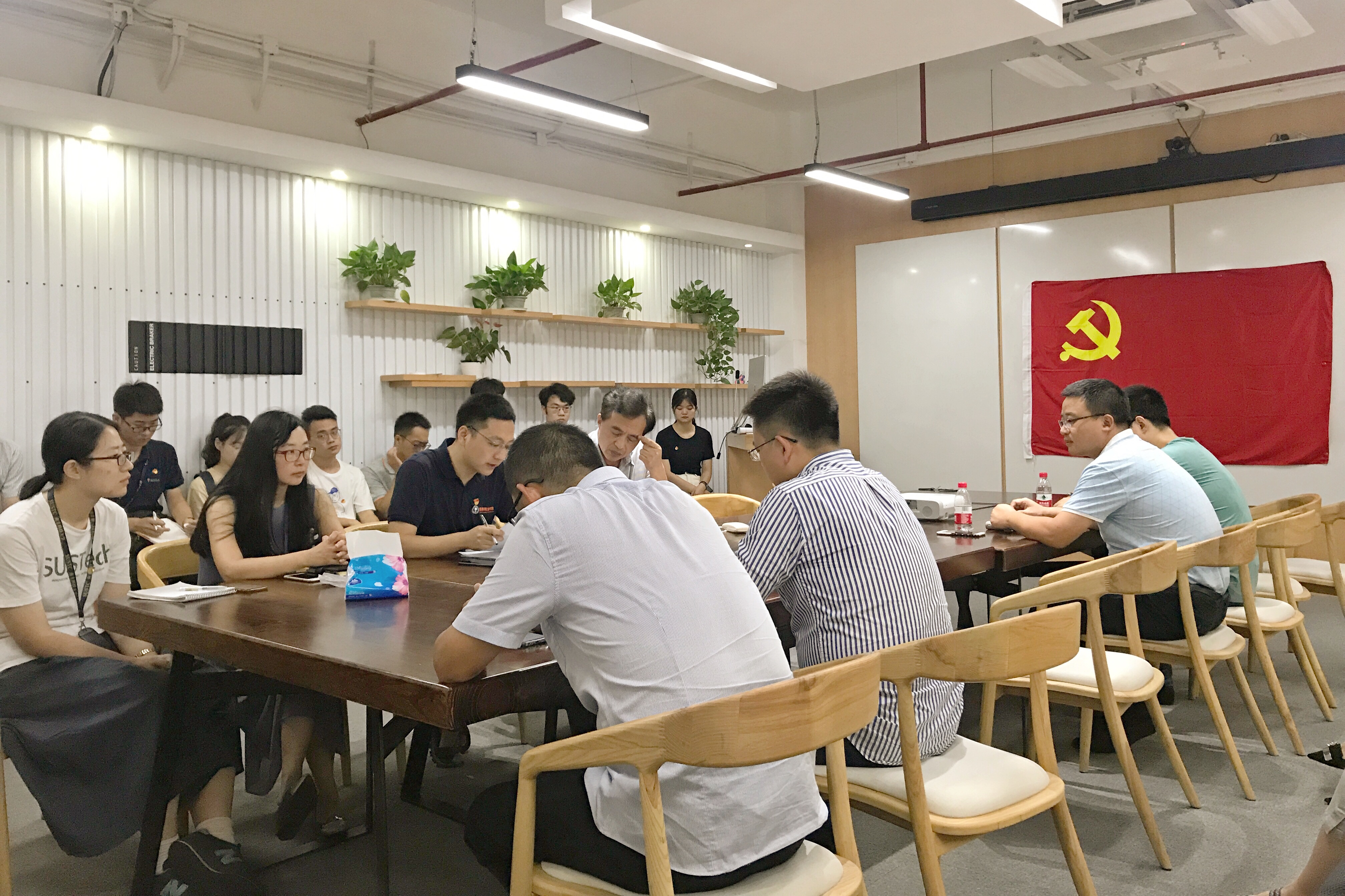我院党支部召开“不忘初心、牢记使命”主题教育动员会暨首堂专题党课
